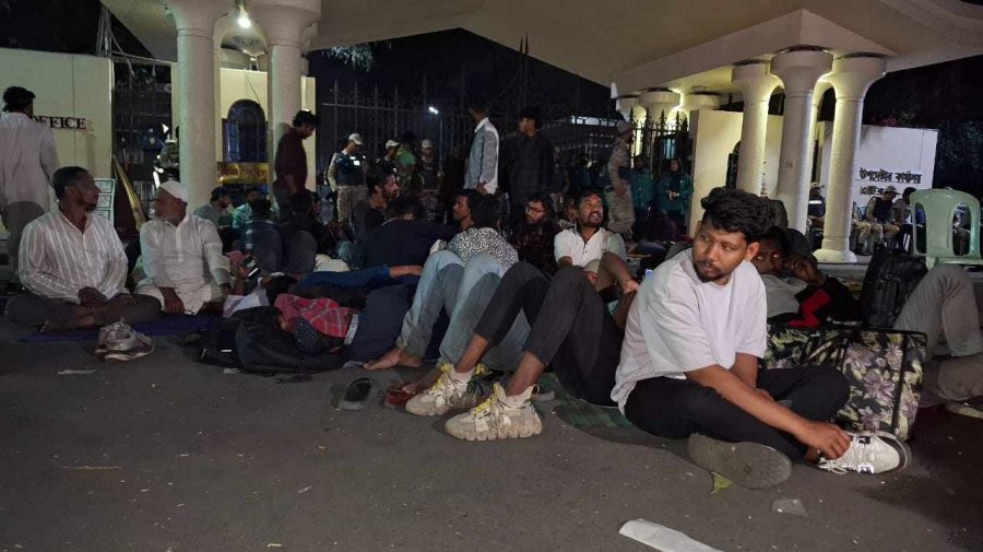 টানা ২৬ ঘণ্টা ধরে প্রধান উপদেষ্টার কার্যালয়ের গেটে অবস্থান আহতদের